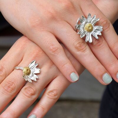 Half Daisy flower ring,Love me,Love me not. (Ιt always comes out loves me)