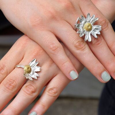 Anello di fiori con vera margherita, amami, non amarmi. Regalo di anniversario