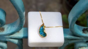 Collier en or pour femme en véritable coquillage avec pierre de murano bleue 2