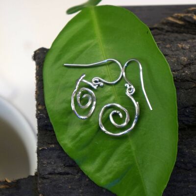 Zweig-Spiralzweig-Ohrringe aus Sterlingsilber.