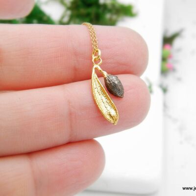 Collar de oro delicado con cadena. Verdadera hoja de olivo y fruto