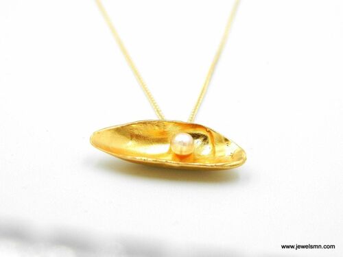 Real Μussel with pearl pendant necklace, 14k Goldplated on s