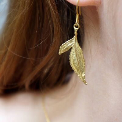 Boucles d'oreilles en forme de feuille de plante rose en or massif pendantes pour femmes.