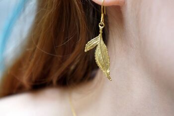 Boucles d'oreilles en forme de feuille de plante rose en or massif pendantes pour femmes. 1