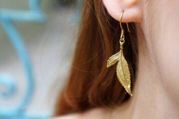 Boucles d'oreilles en forme de feuille de plante rose en or massif pendantes pour femmes. 3