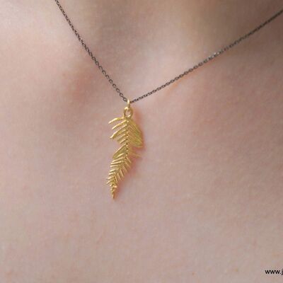 Collier chaîne pendentif feuille d'or massif pour femme.