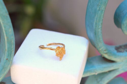 Solid gold ring (9k) with Twig and Vine Leaf. Adjustable or fix sized (Yellow - White gold)