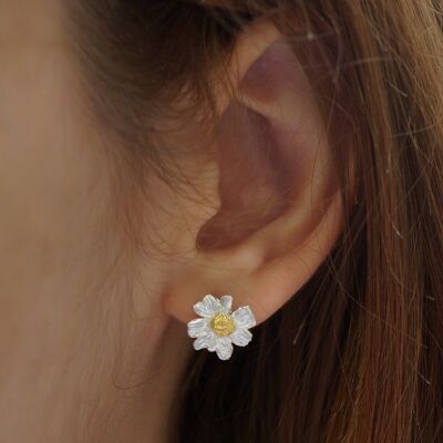 Piccoli orecchini a fiore per ragazza e donna. Orecchino minimalista