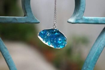 Pierres brutes bleues sur collier coquillage véritable moule, collier en or 2