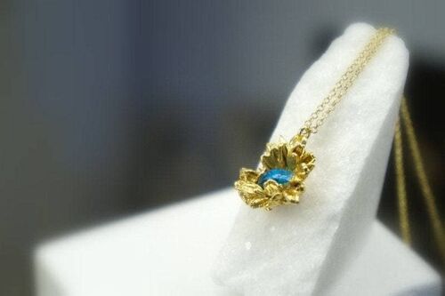 Pressed flower pendant Wild Daisy Raw Gemstone Necklace, Gol