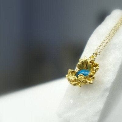 Pressed flower pendant Wild Daisy Raw Gemstone Necklace, Gol