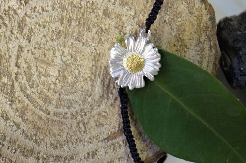 Daisy bracelet on Sterling silver. Flower Macrame Bracelet.