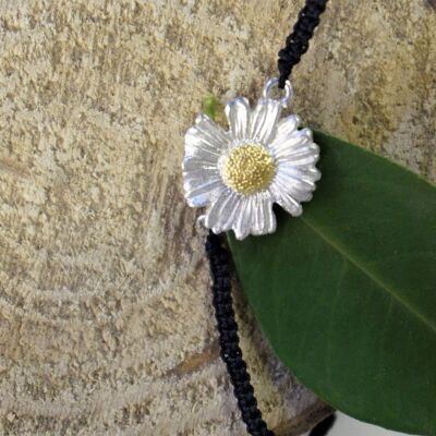 Gänseblümchenarmband auf Sterlingsilber. Blume Makramee-Armband.