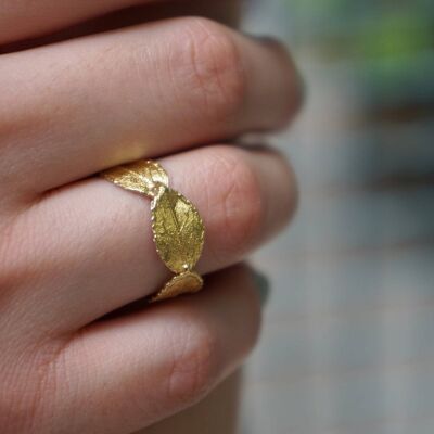 Ring aus vergoldetem Sterlingsilber mit Rosenblättern