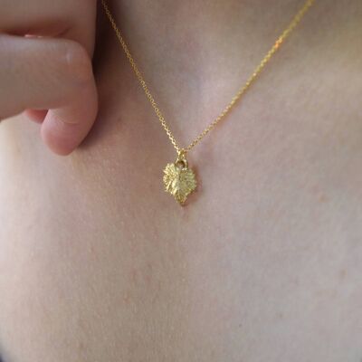 Minimale Halskette aus Blattgold für Damen. Echte Weinrebe winziges Blatt pe