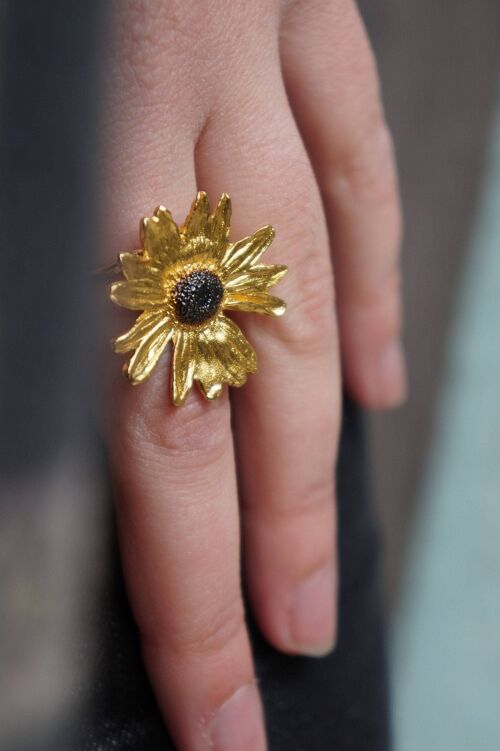 Real Daisy Ring 14k gold plated in sterling recycled silver