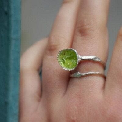 Ring aus Sterlingsilber, grünes Muranoglas auf Muschel.