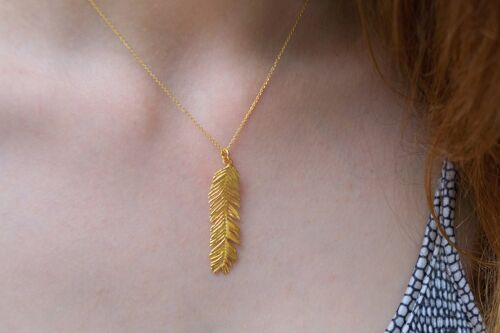 Plant leaf pendant on chain Necklaces for women.18k Gold on