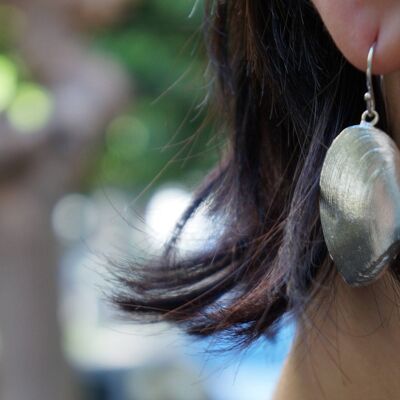 Boucles d'oreilles en coquillage de coquillage en argent.