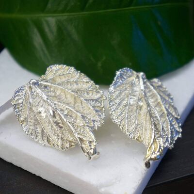 Mûrier à feuilles véritables sur argent sterling recyclé.