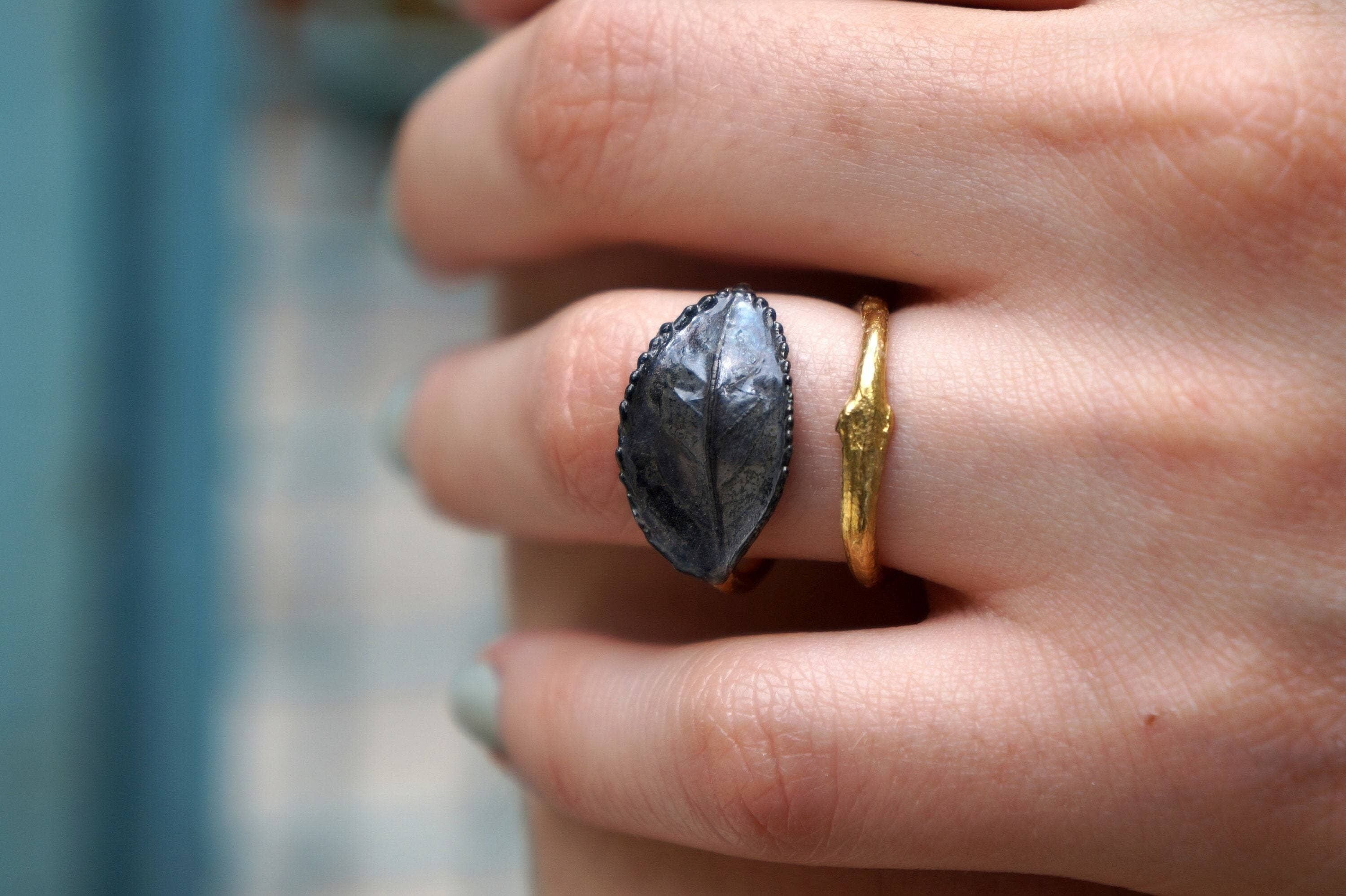 Echter Rosenzweig & Blattring in Rhodium-Glanz, für Damen.