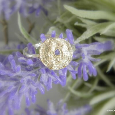 Anello Nature Twig foglia in argento sterling. Fiore a disco a spirale