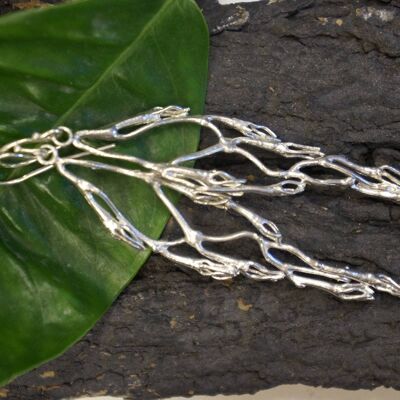 Orecchini in argento naturale con ramoscello di gelsomino.