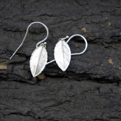 Mini Rose Leaf Ohrringe aus Sterlingsilber.