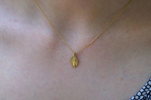 Tiny necklace Jewelry. Goldplated Rose leaf Necklace on ster