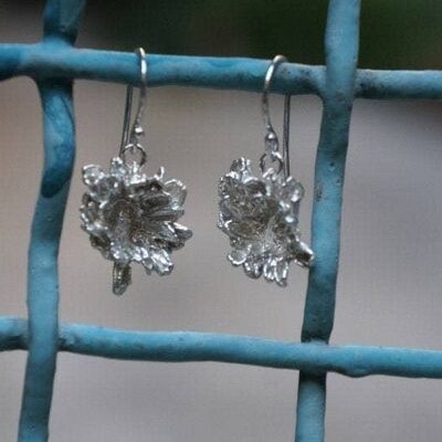 Sterling Silber Pflanzenohrringe aus Wild Daisy Flower.