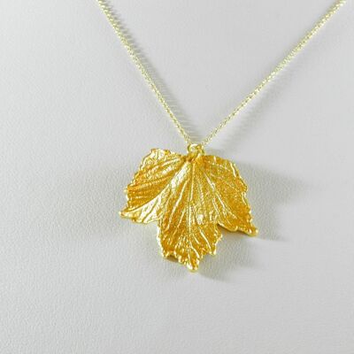 Colgante de collar de hoja bañada en oro con cadena de oro