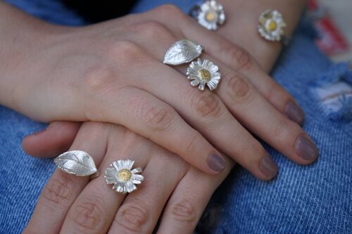 Daisy flower ring with branch and Rose tree leaf in