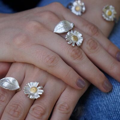 Daisy flower ring with branch and Rose tree leaf in
