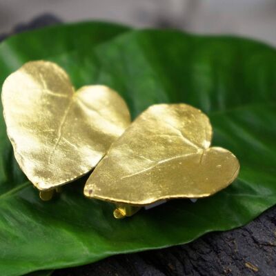 Orecchini a forma di cuore con foglia di edera per donna. Oro 14k su argento sterling 925.
