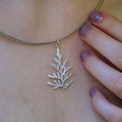 Collana da donna con albero di foglie di cipresso in argento sterling 925.