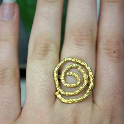 Rama con forma de espiral en oro de 14 k en plata de ley 925.