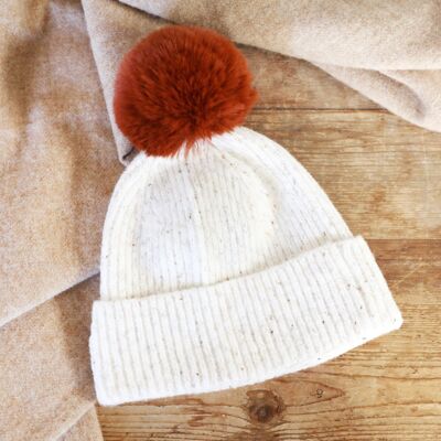 Sombrero de invierno jaspeado natural con pompón de terracota