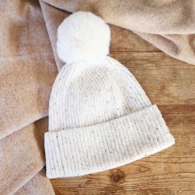 Sombrero de invierno jaspeado natural con pompón crema