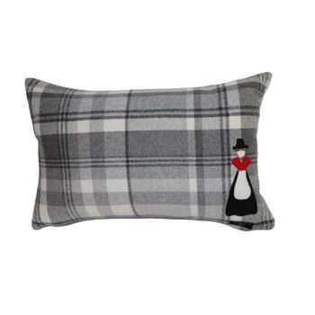 Welsh lady Motif Balmoral Check Coussins Rouge 3