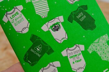 Carte de voeux typographique de barboteuse de bébé avec l'enveloppe 7