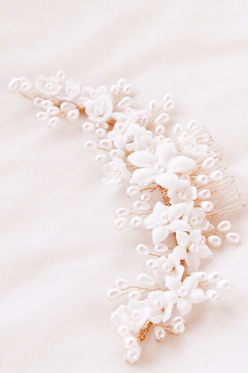 Peigne pour mariée avec fleurs de porcelaine "Tahra"