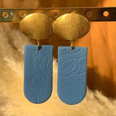 Aretes de arcilla polimérica azul y dorada