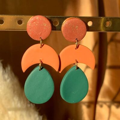 Aretes de arcilla polimérica marrón, verde y naranja