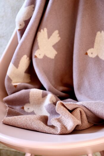 Couverture tricotée en coton bio, Little Birdie Prune 4
