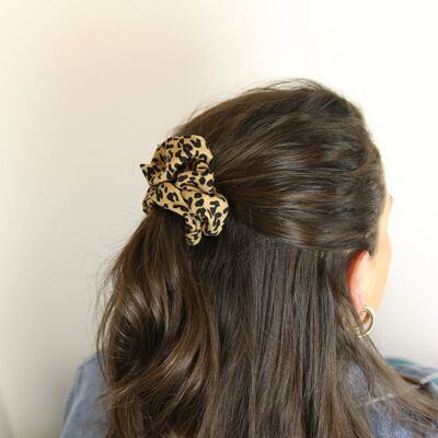 Carian Biege Leopard scrunchy