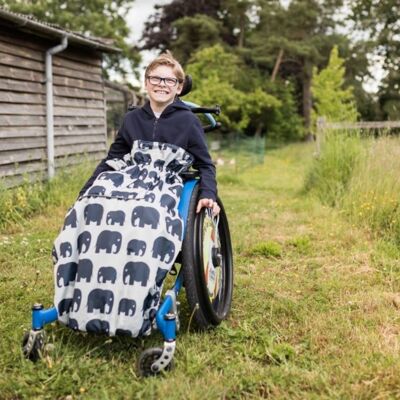 Fauteuil roulant pour enfants confortable éléphants gris