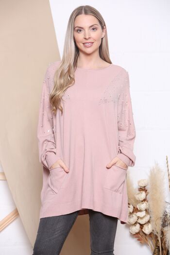 Pull surdimensionné rose avec encolure ronde à bords bruts et manches allongées à revers. 1