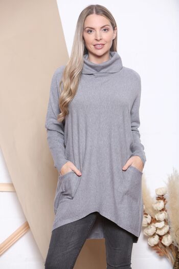 Gris Pull ample de coupe allongée avec col roulé doux et poches avant. 1