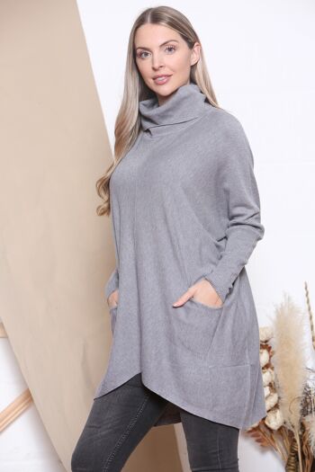 Gris Pull ample de coupe allongée avec col roulé doux et poches avant. 2