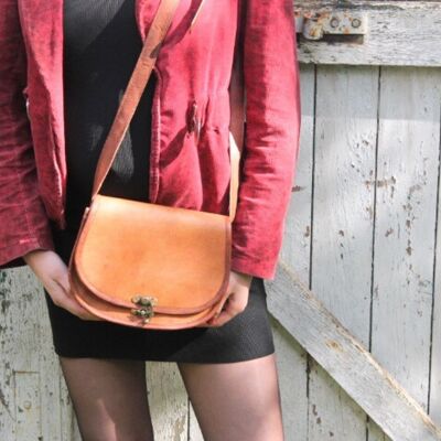Genuine leather handbag for women, leather shoulder bag in vintage camel brown leather style. LOLA